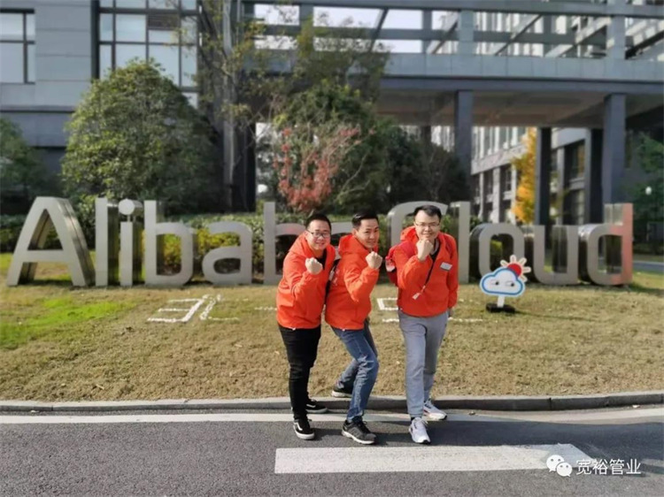 ▲寬裕三劍俠，居中為黃總